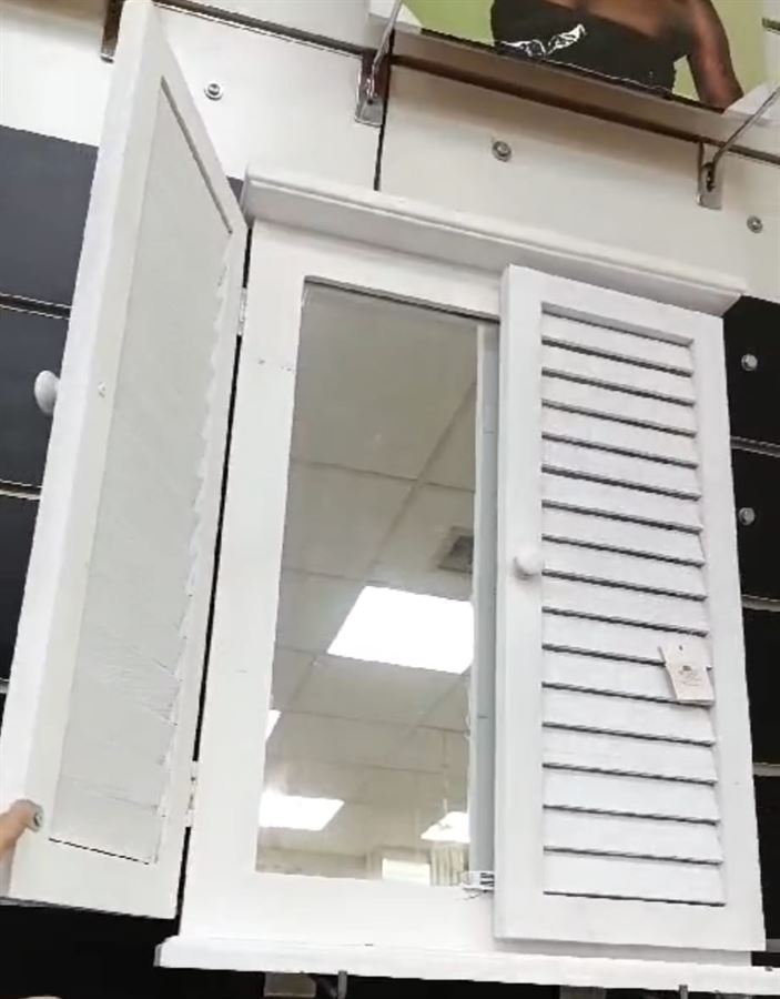 מראה מסגרת עץ בעיצוב חלון כרגע במלאי רק בצבע לבן. התמונה להמחשה